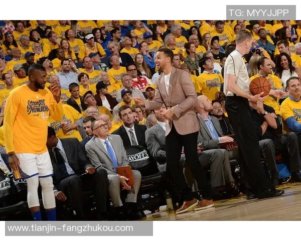 足球球星踏上新征程 亮相机场瞬间引发球迷热烈追捧